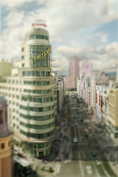 El 14 de enero de 1918, Manuel Burgos Monsalvez se presenta en Madrid para cubrir la nueva plaza que se le había asignado como escribiente en el Ministerio de Marina, situado en la calle de Bailén. En su tiempo libre se dedicó a pasear por las calles de la capital, a ver los escaparates de las sombrererías de la calle Mayor y a visitar el Retiro. Sin embargo, no estuvo mucho tiempo en la capital. El 21 de octubre del mismo año le destinan a Cartagena, la ciudad que llegaría a ser su hogar. En la fotografía, la Gran Vía. 