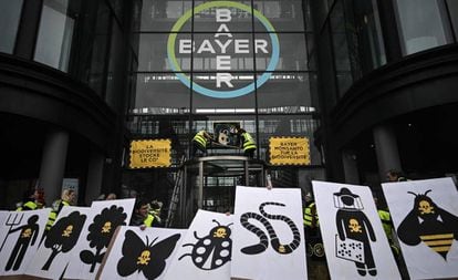 Protesta en marzo ante las oficinas de Bayer en París. 