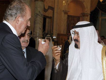 El rey Juan Carlos y el rey de Arabia, Abdullah Bin Abdulaziz, toman una taza de té en el palacio real en Yeda.