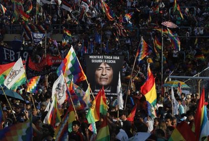 Simpatizantes de Evo Morales celebran en Buenos Aires, Argentina, el 14 aniversario de la fundación del Estado Plurinacional de Bolivia, el 22 de enero de 2020.