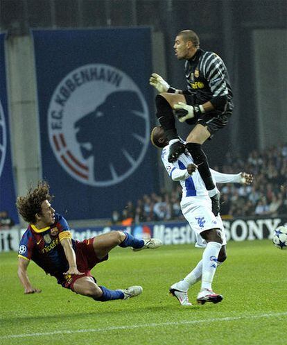 N&#39;Doye, ante la mirada de Puyol, recibe un rodillazo de Víctor Valdés en la cara.