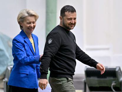 La presidenta de la Comisión Europea, Ursula von der Leyen, y el presidente de Ucrania, Volodímir Zelenski, este martes en Kiev.