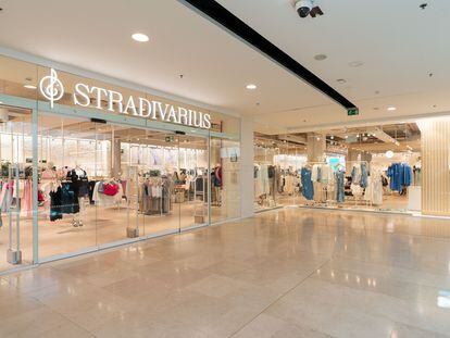 Tienda Stradivarius en el centro comercial Maremagnum, de Barcelona.