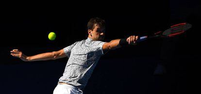 Dimitrov devuelve la pelota de revés durante un partido en Melbourne.