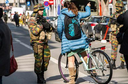 El Ej&eacute;rcito bloquea una calle en Bruselas.