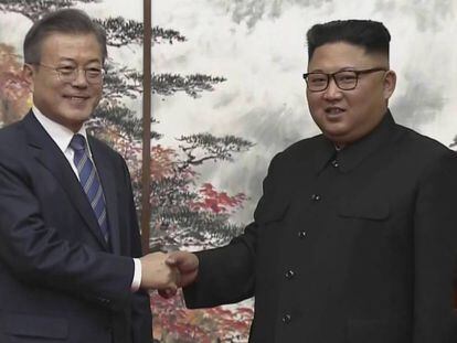 El líder de Corea del Norte, Kim Jong-un. y su homólogo surcoreano, Moon Jae-in, se saludan tras una conferencia de prensa conjunta en Pyongyang.