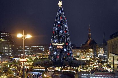 El de la foto es uno de los árboles navideños más grandes de Alemania: un abeto de 45 metros de altura que domina el mercadillo navideño de Dortmund, al oeste de Alemania.