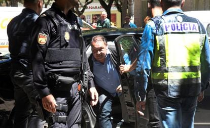 Agustín Lasaosa tras ser detenido por la Policía Nacional.