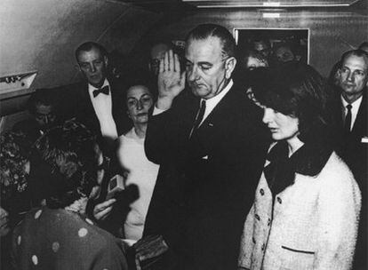 Jura de Johnson en el avión presidencial horas después del asesinato de Kennedy. A su izquierda, Jackie Kennedy.