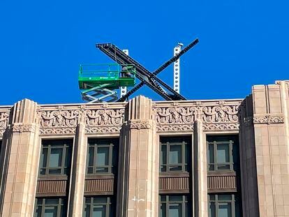 A large, metal "X" sign is seen on top of the downtown building that housed what was once Twitter, now rebranded by its owner, Elon Musk, in San Francisco, Friday, July 28, 2023. The new metal X marker appeared after police stopped workers on Monday, July 24, from removing the iconic bird and logo, saying they didn't have the proper permits and didn't tape off the sidewalk to keep pedestrians safe if anything fell. (AP Photo/Haven Daley)