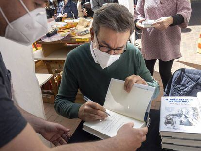 El periodista i escriptor José Ángel Montañés signa un dels exemplars del llibre 'El niño secreto de los Dalí' (Roca Editorial). 