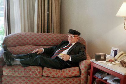 El poeta chileno Gonzalo Rojas, fotografiado en pleno relax durante una estancia en Guadalajara (México), con motivo de la Feria del Libro de 1999.