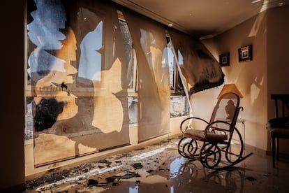Estado de una vivienda que ha sufrido desperfectos debido al incendio forestal en Bejís, este sábado.
