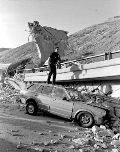 Un coche aplastado por una autopista derrumbada en el terremoto de Northridge, Los Ángeles, el 17 de enero de 1994.