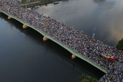 Vista aérea de la multitud que acompañó al cortejo fúnebre que transportó los restos de Eduardo Campos.