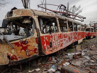 Vista de un tranvía destrozado por los ataques rusos en la ciudad ucrania de Mariupol.