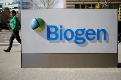 The logo of the pharmaceutical company Biogen, at its headquarters in Cambridge (Massachusetts), in a file image.