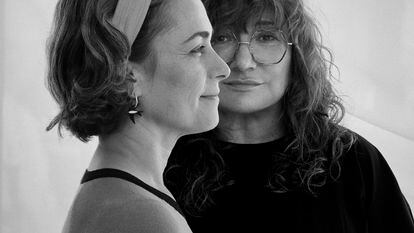 Sara Mesa e Isabel Coixet, la autora de la novela 'Un amor' y la directora de la película homónima que competirá en el Festival de San Sebastián.