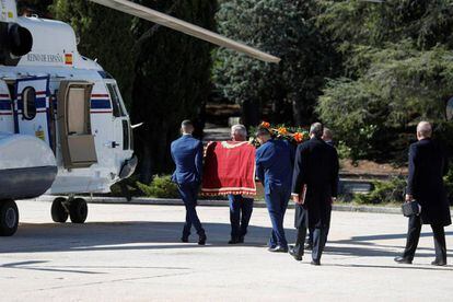 Varios operarios portan el féretro con los restos mortales de Francisco Franco hacia el helicóptero para trasladarlo al cementerio de Mingorrubio.