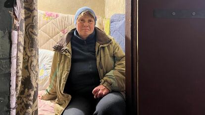 Liubov Mijailovna Dmitriova, en el sótano de su edificio.