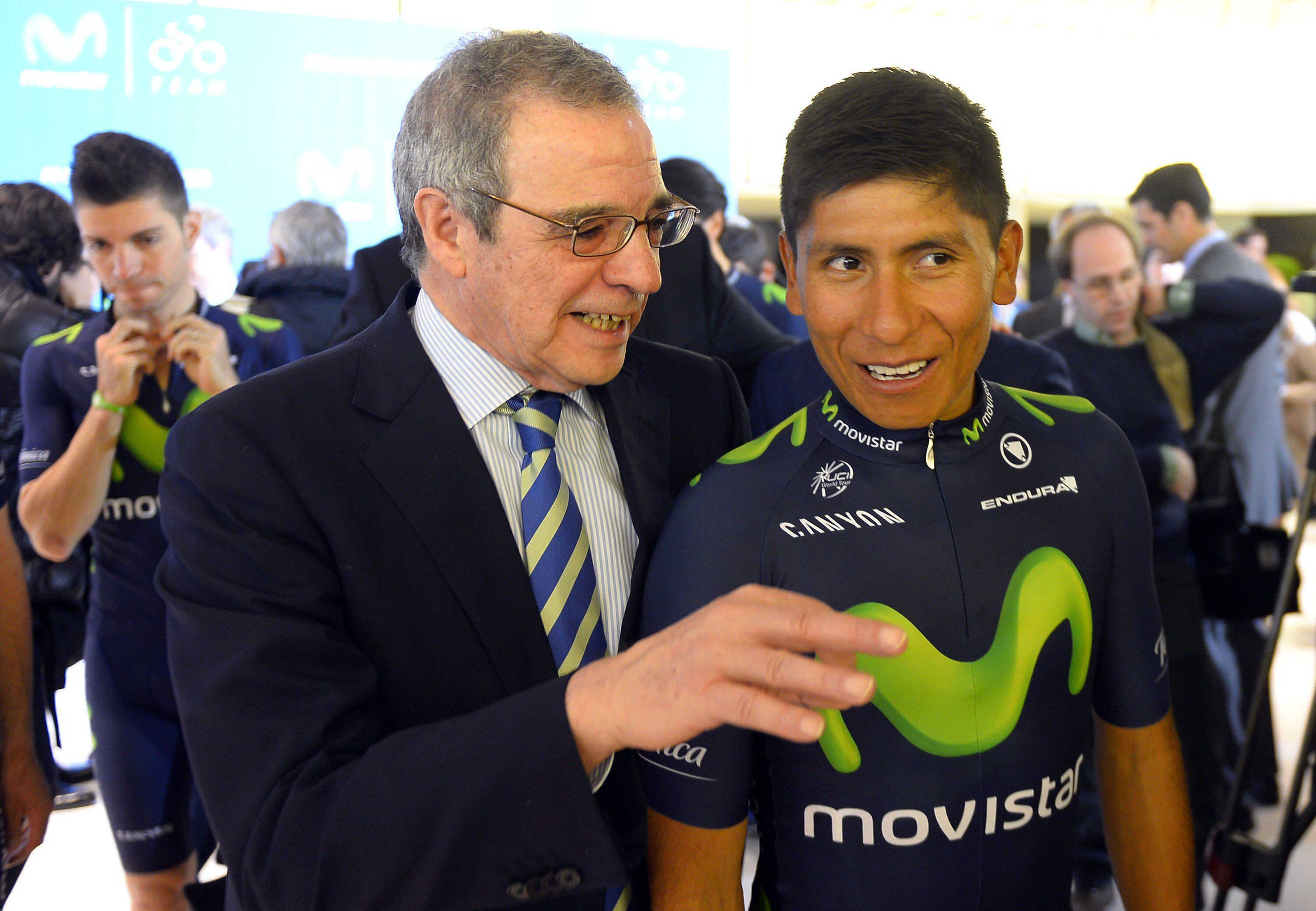 César Alierta, junto al ciclista colombiano Nairo Quintana, durante la presentación de equipo ciclista Movistar en Madrid, el 9 de enero de 2015. 