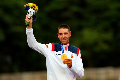 El ciclista David Valero posa con su medalla de bronce en los Juegos Olímpicos de Tokio 2020.