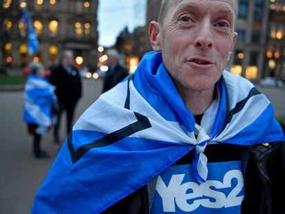 Manifestantes proindependencia tras el anuncio de Nicola Sturgeon de su petici&oacute;n de un nuevo refer&eacute;ndum para Escocia.