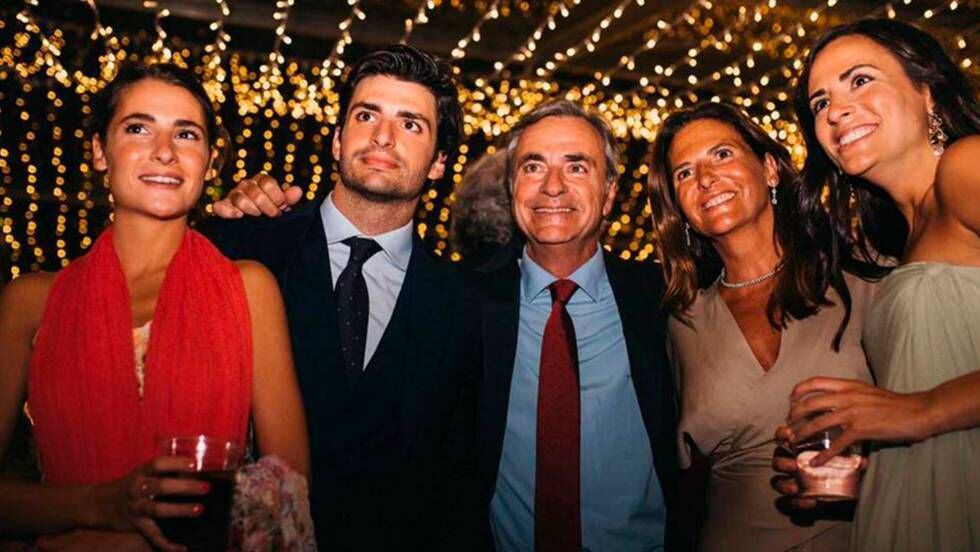 En foto, Carlos Sainzt jr con sus padres, Carlos Sainz y Reyes Vázquez, y sus hermanas Ana y Blanca, a la derecha.