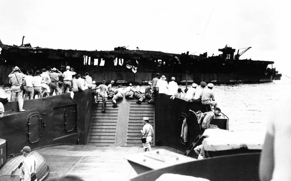 Militares observan el 'USS Independence' tras la bomba del 1 de julio de 1946.