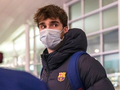 Pablo Urdangarin, retratado en el aeropuerto de Barcelona junto a sus compañeros de equipo el 26 de enero de 2022.