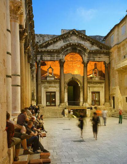Turistas en el peristilo del palacio Diocleciano de Split, declarado patrimonio mundial.