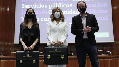 Desde la izquierda, Ione Belarra, Yolanda Díaz y Pablo Iglesias.