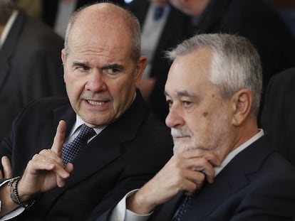 Los expresidentes socialistas Manuel Chaves (a la izquierda) y José Antonio Griñán. en la sala de la Audiencia de Sevilla durante el juicio de la pieza política de los ERE.