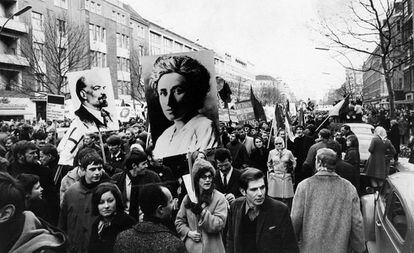 Carteles de Rosa Luxemburgo y Lenin en una manifestación en Berlín contra la guerra de Vietnam, el 18 de febrero de 1968.