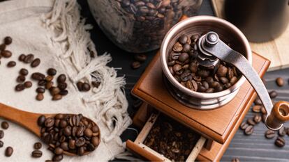 Un molinillo para moler el café justo antes de hacerlo es ideal, pero conviene mantenerlo adecuadamente.