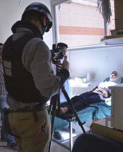 Un inspector de la ONU graba a una persona ingresada en un hospital de Damasco.