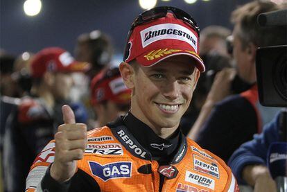 Casey Stoner celebra su 'pole' en el circuito de Losail.