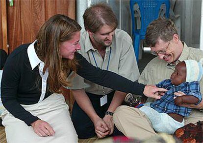 Bill y Melinda Gates, acompañados por el doctor Xavier Gómez, durante su visita al centro de salud de Manhica.