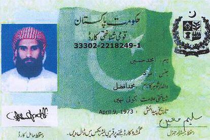 Fotografía y carta nacional de identidad de Amjad Farooqi, el hombre que ordenó asesinar a Daniel Pearl.