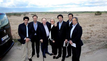 Sheldon Adelson (tercero por la izquierda) y su esposa junto a representantes p&uacute;blicos durante su visita a los terrenos de Eurovegas en Alcorc&oacute;n, en mayo de 2012.