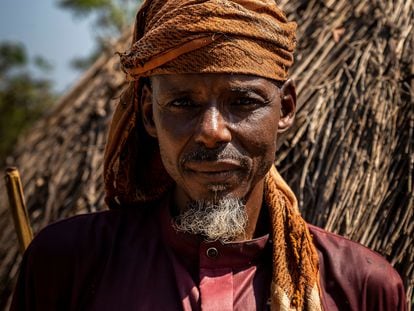 Un pastor que ha resuelto un conflicto con un granjero posa para una fotografía en Paoua, en el noroeste de la República Centroafricana, el 2 de diciembre de 2021.