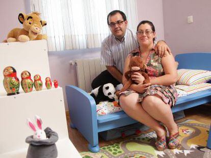 José Ángel Carmona y su esposa, María Mas, esperan la adopción de un niño ruso.