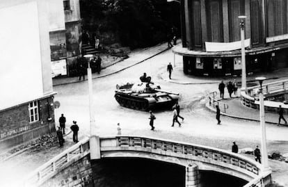 Vista de un tanque en las calles de Praga durante la invasión soviética, en agosto de 1968.