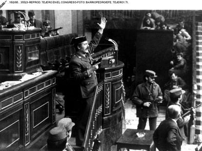 El teniente coronel de la Guardia Civil Antonio Tejero, en la tribuna del Congreso, en el golpe de estado del 23-F.