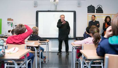 Ferran Adri&agrave; durante su visita a la Escola Institut Les Vinyes en 2016.