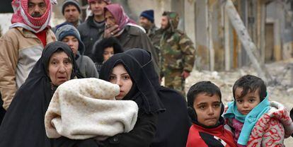 Civiles sirios huyen, el miércoles del barrio rebelde de Hanano.