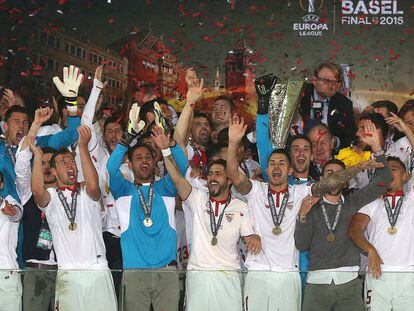 Los jugadores del Sevilla alzan la copa de la Liga Europa.