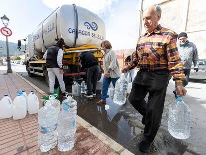 Varios vecinos de Humilladero (Málaga) rellenan este jueves garrafas de agua de un camión cisterna, al no poder beber agua del grifo.