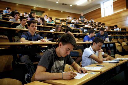 Estudiantes realizando la prueba de selectividad en la Universidad Complutense de Madrid.