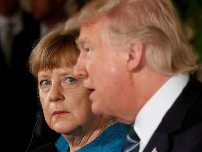 FOTO: La canciller Angela Merkel, este viernes junto a Donald Trump en la Casa Blanca. / VÍDEO: El apretón de manos entre Trump y Merkel.